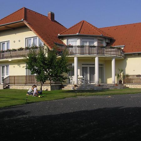 Szalóky Apartmanház Gyenesdiás Exterior foto