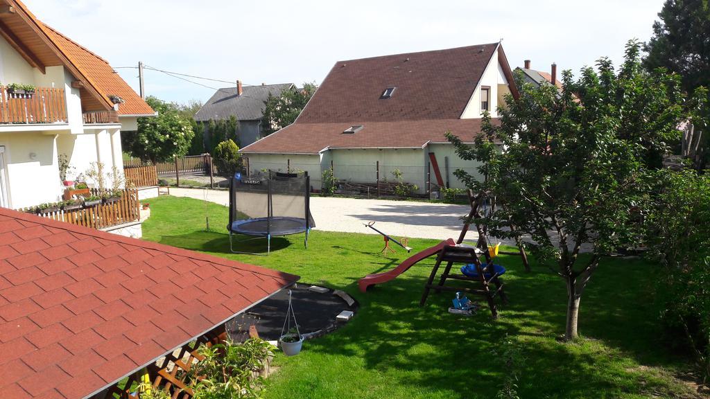 Szalóky Apartmanház Gyenesdiás Exterior foto